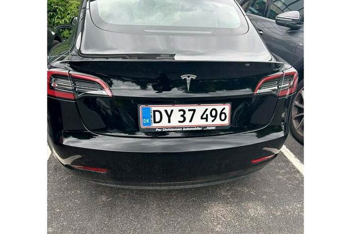 Sort Tesla Model 3 fra 2022