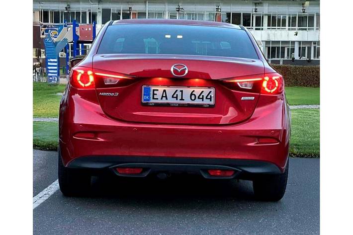 Rød Mazda 3 fra 2017