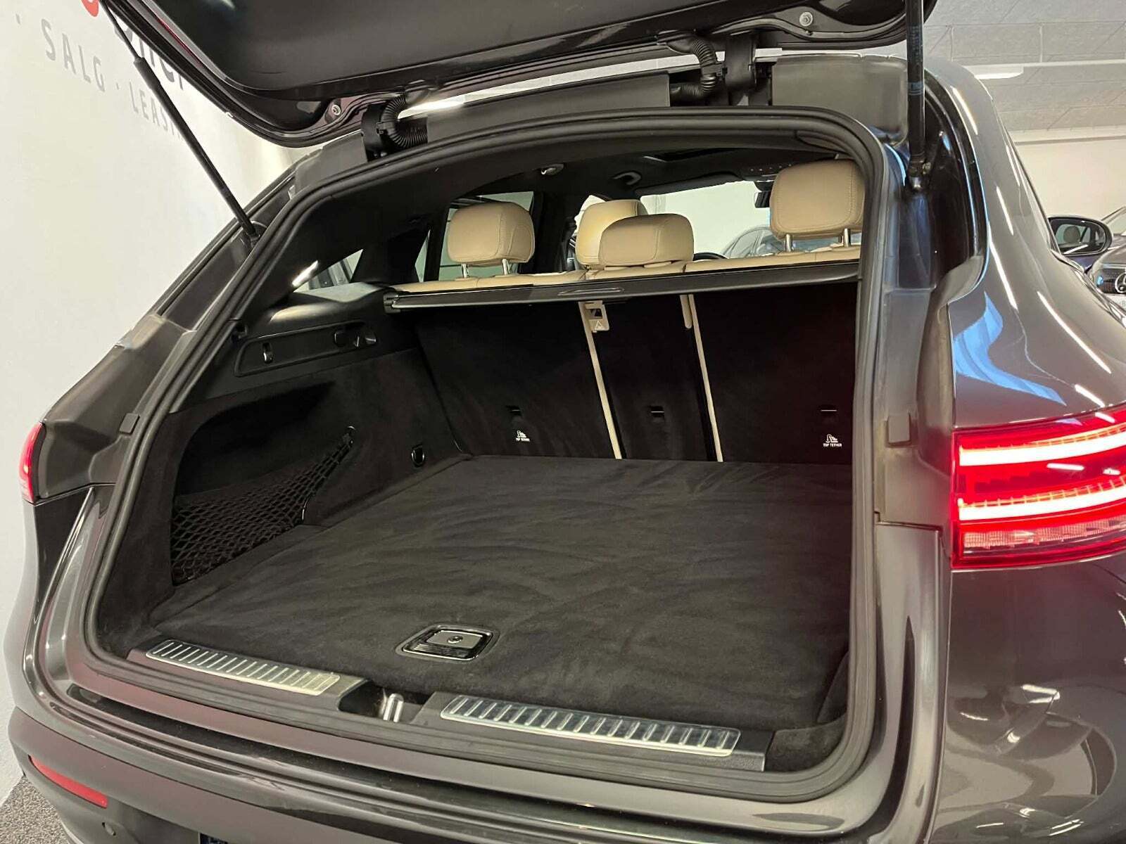 Grå Mercedes EQC400 fra 2021