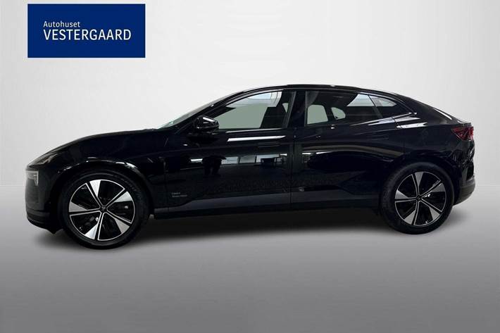 Sort Polestar 4 fra 2026