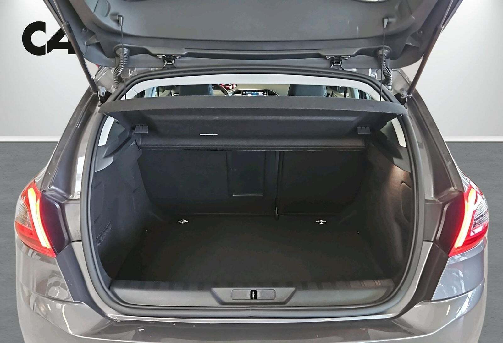 Grå Peugeot 308 fra 2019