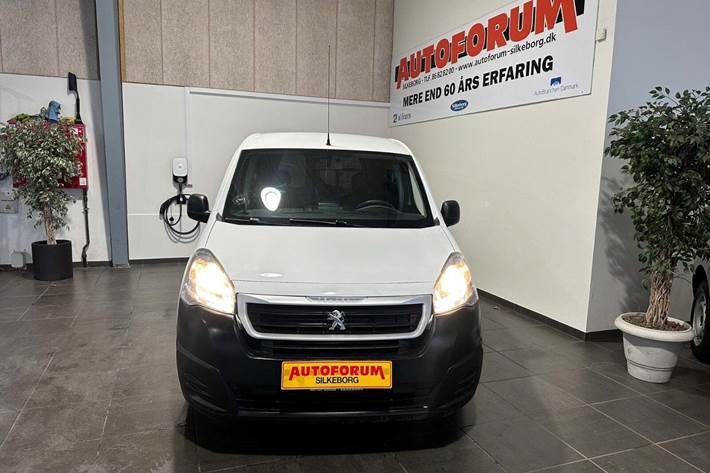 Hvid Peugeot Partner fra 2016