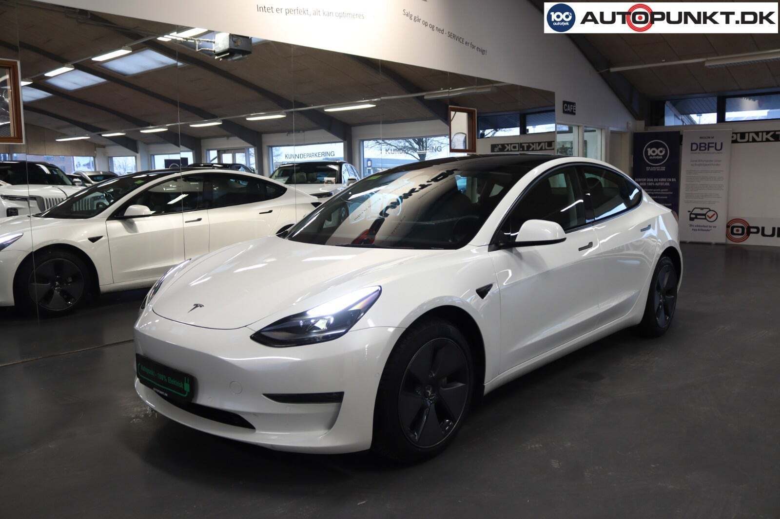 Hvid Tesla Model 3 fra 2022