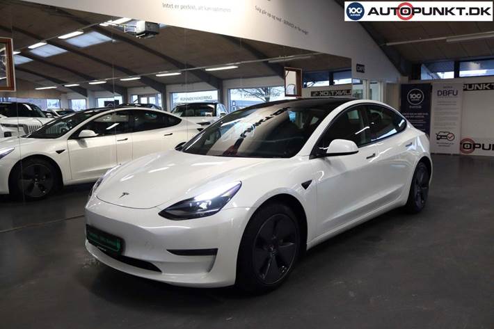 Hvid Tesla Model 3 fra 2022 set udefra