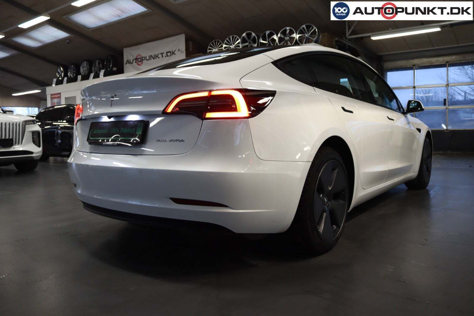 Hvid Tesla Model 3 fra 2022