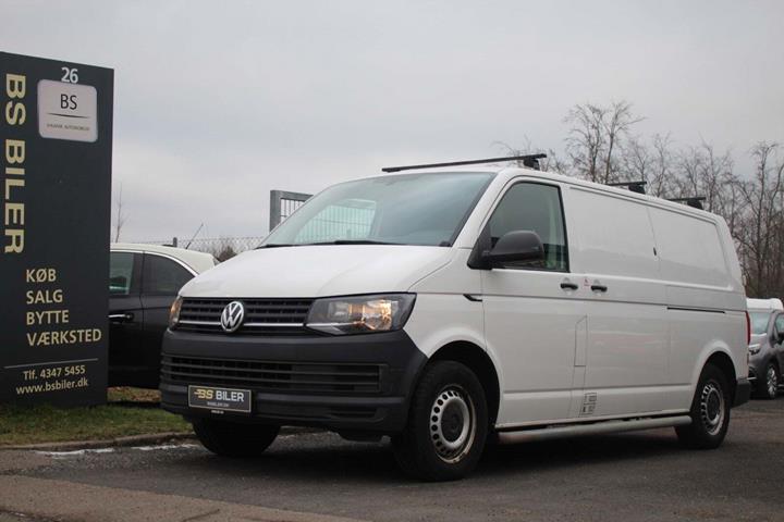 Hvid VW Transporter fra 2016 set udefra