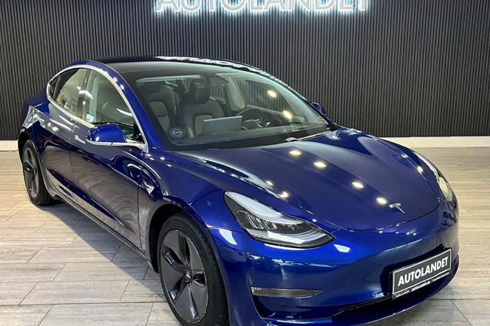 Blå Tesla Model 3 fra 2019 set udefra