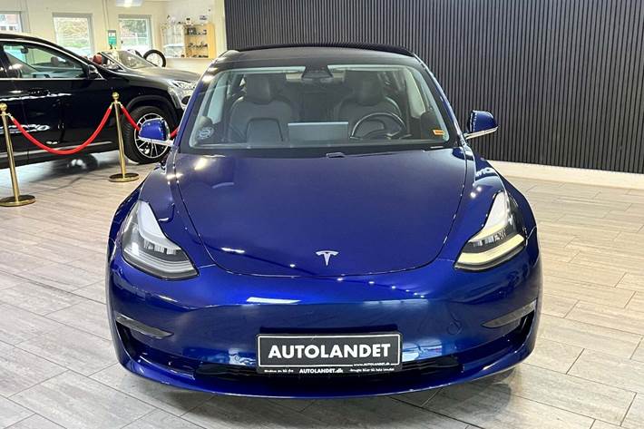 Blå Tesla Model 3 fra 2019