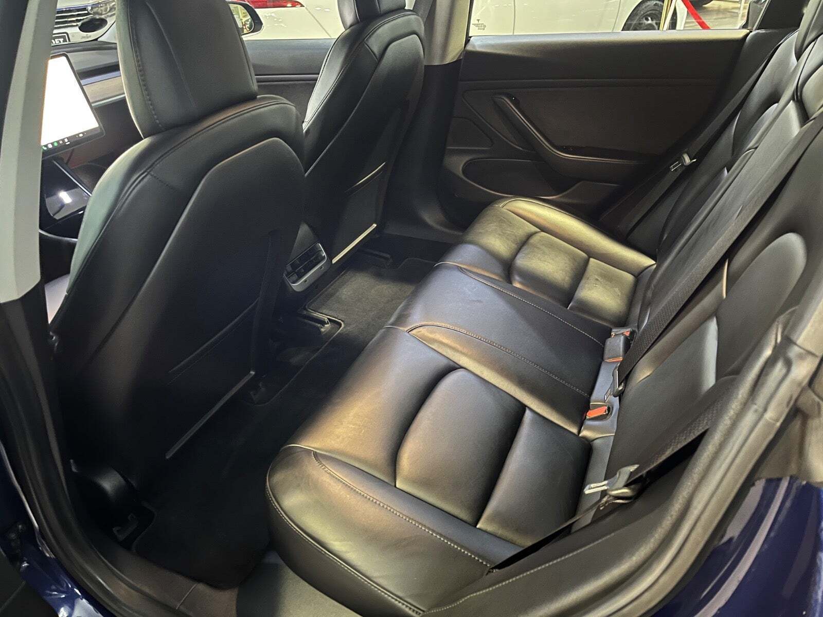 Blå Tesla Model 3 fra 2019