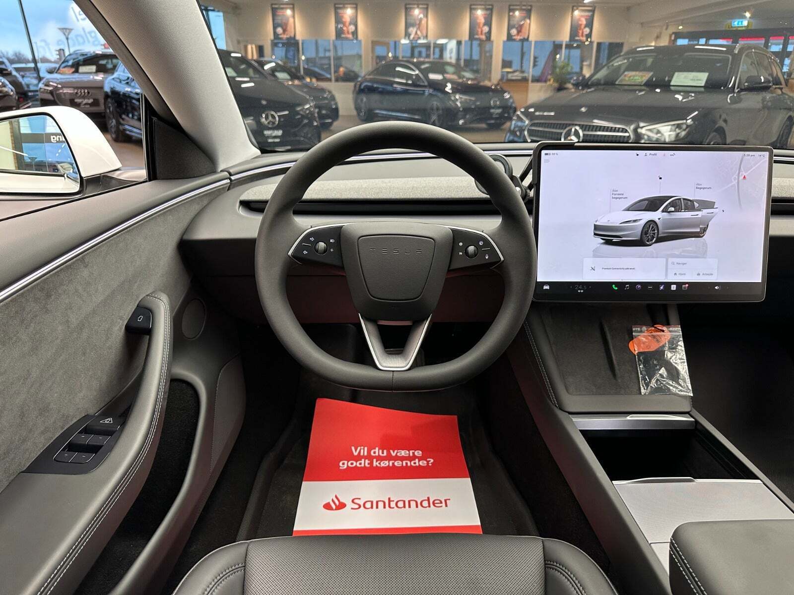 Hvid Tesla Model 3 fra 2025