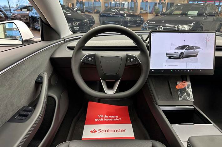 Hvid Tesla Model 3 fra 2025