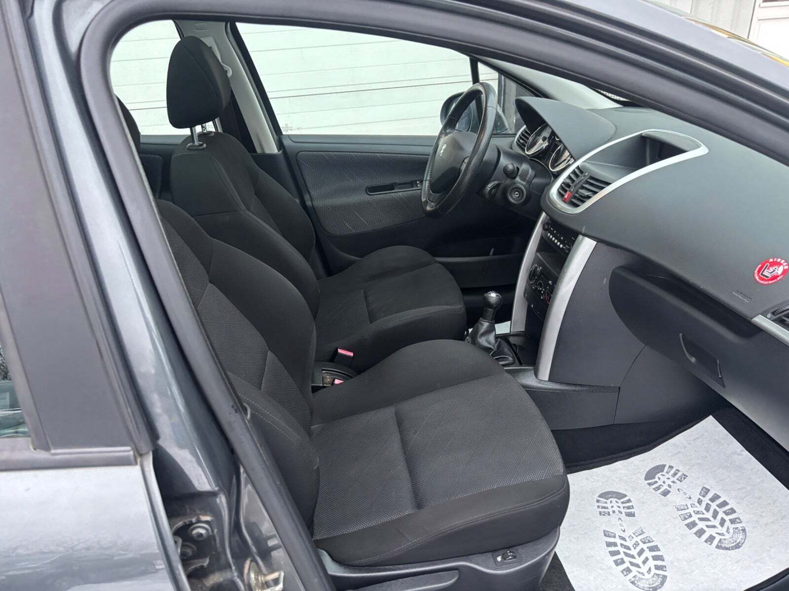 Grå Peugeot 207 fra 2009