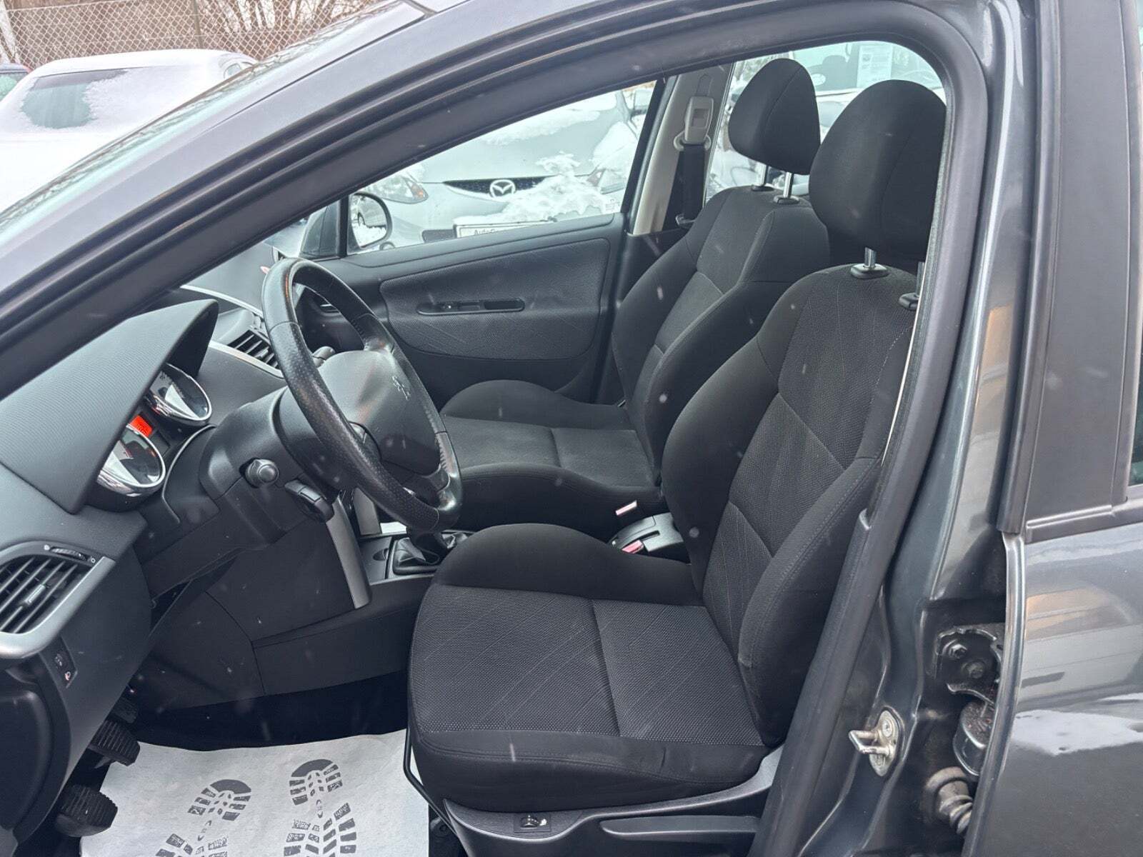 Grå Peugeot 207 fra 2009