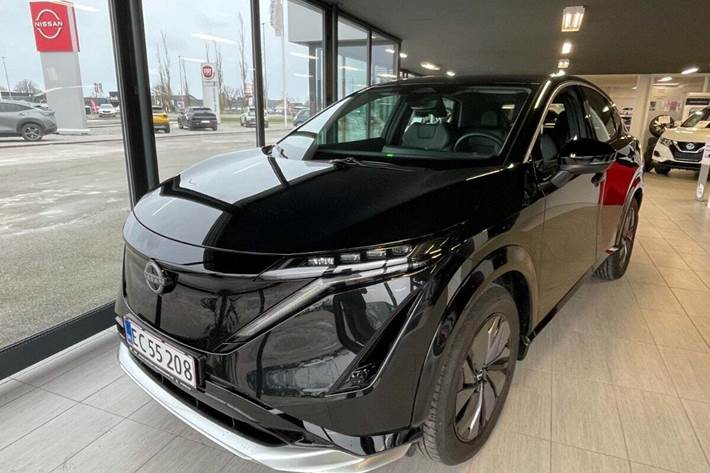 Sort Nissan Ariya fra 2024 set udefra
