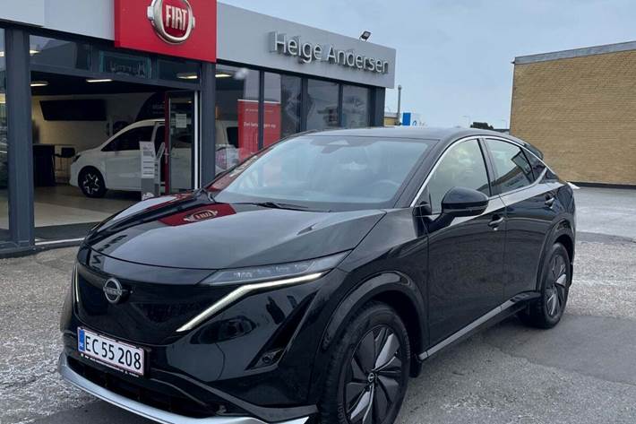 Sort Nissan Ariya fra 2024 set udefra