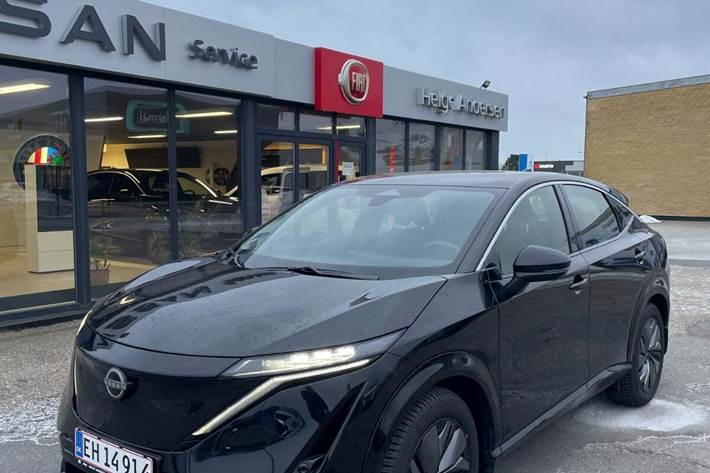 Sort Nissan Ariya fra 2024 set udefra