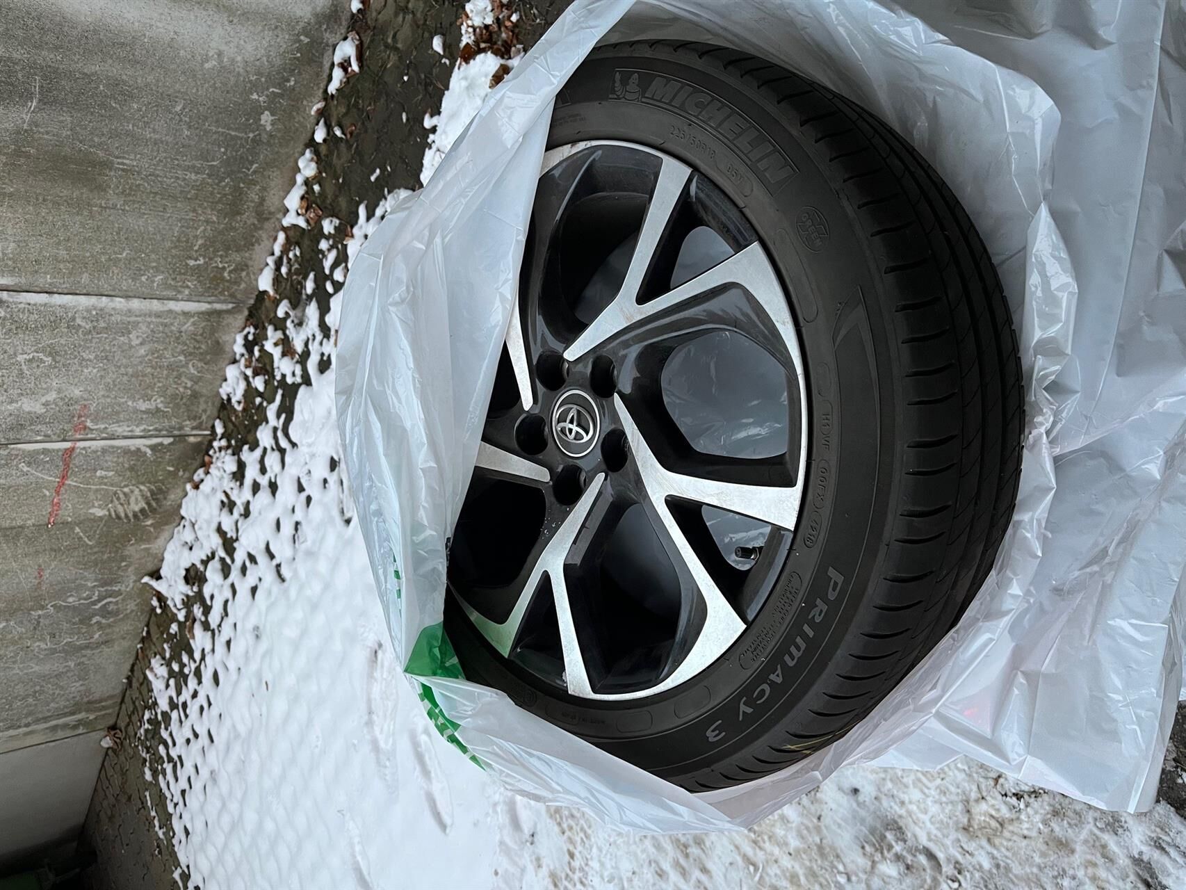 Grå Toyota C-HR fra 2019