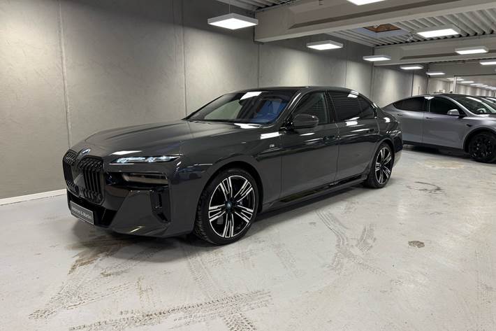 Grå BMW i7 fra 2023 set udefra