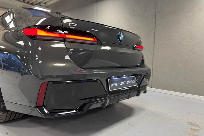 Grå BMW i7 fra 2023