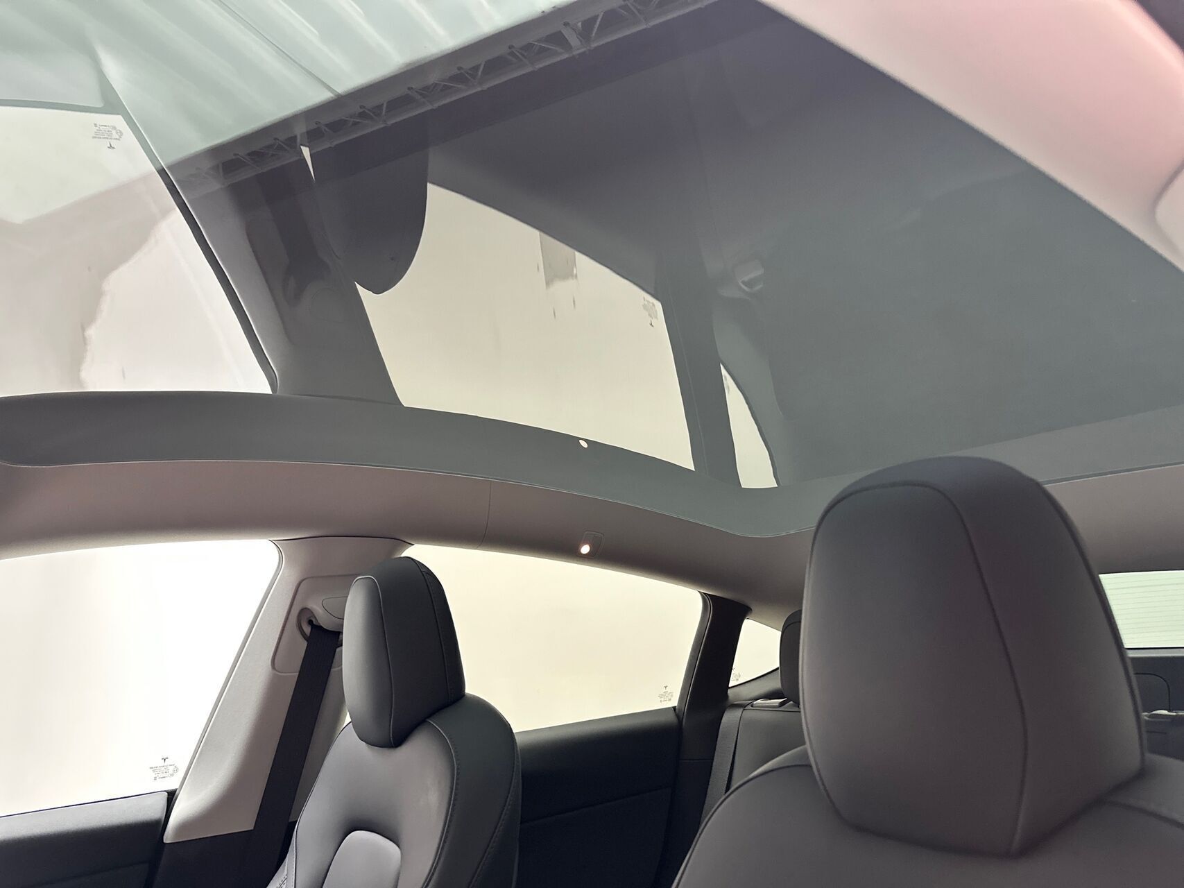 Blå Tesla Model Y fra 2022