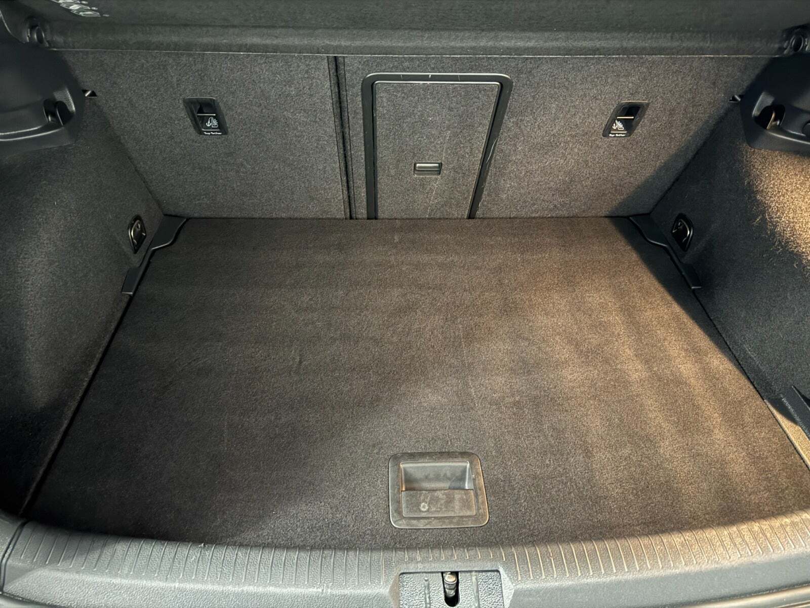 Grå VW Golf VII fra 2017