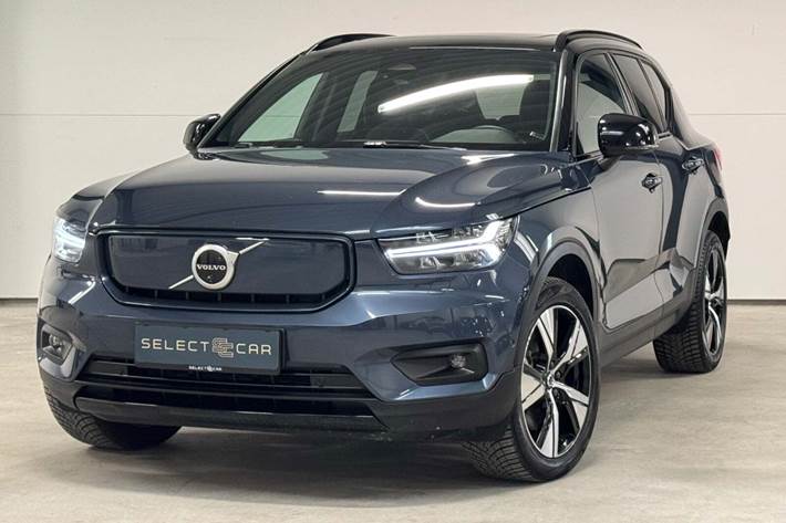 Blå Volvo XC40 fra 2022 set udefra