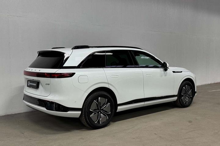 Hvid Xpeng G9 fra 2024