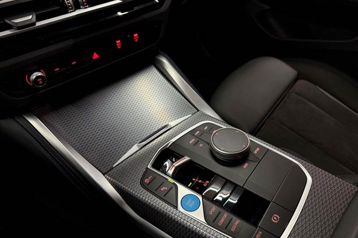 Orange BMW i4 fra 2024