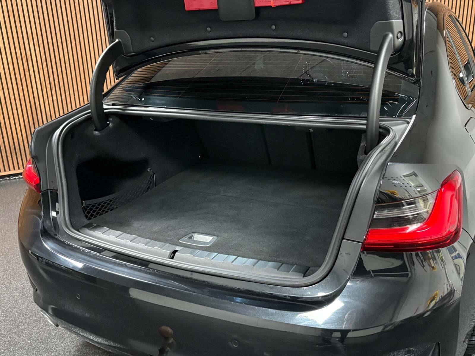 Sort BMW 330e fra 2021