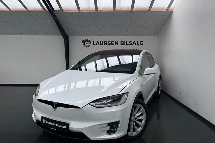 Hvid Tesla Model X fra 2019 set udefra