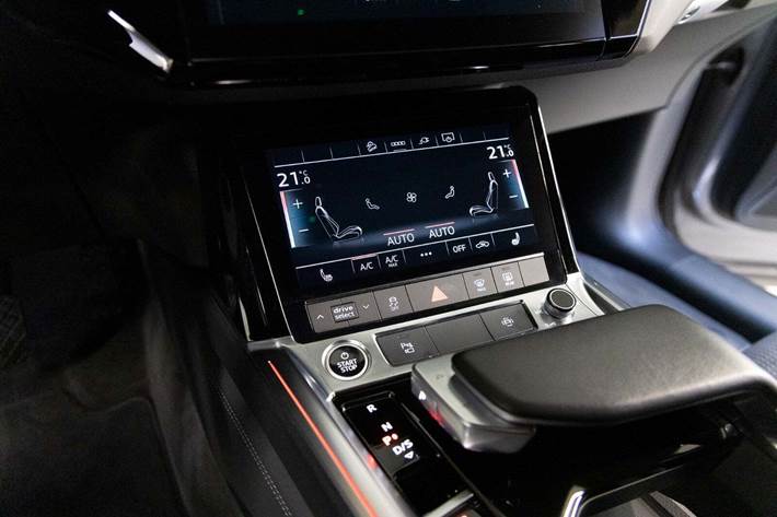 Grå Audi e-tron fra 2023