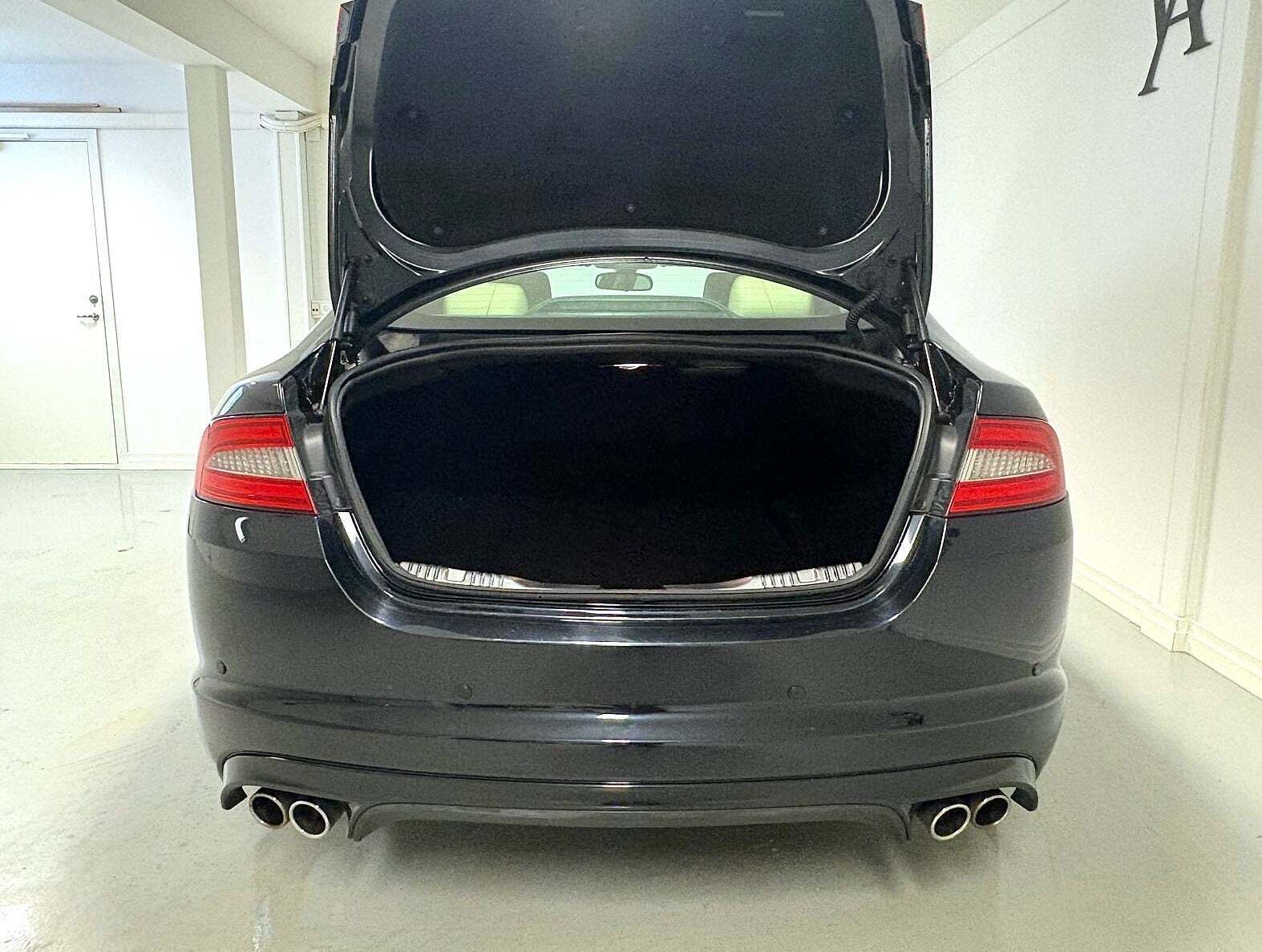 Sort Jaguar XF fra 2011