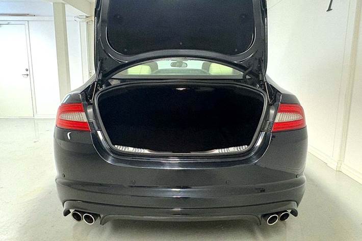 Sort Jaguar XF fra 2011