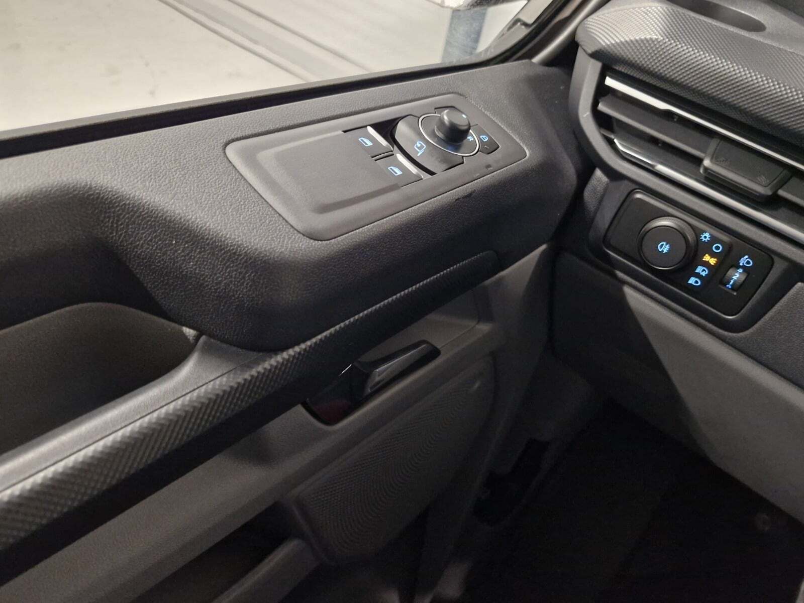 Grå Ford E-Transit Custom 320L fra 2025