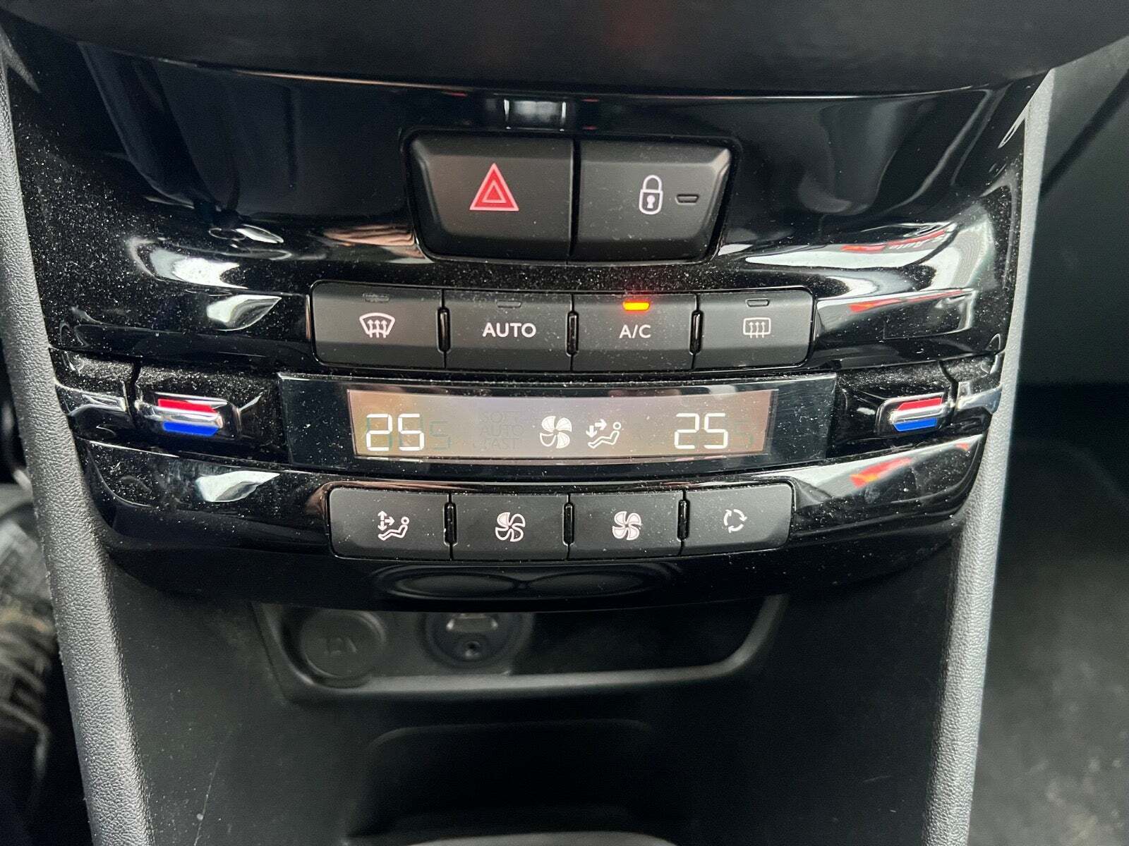 Grå Peugeot 2008 fra 2017