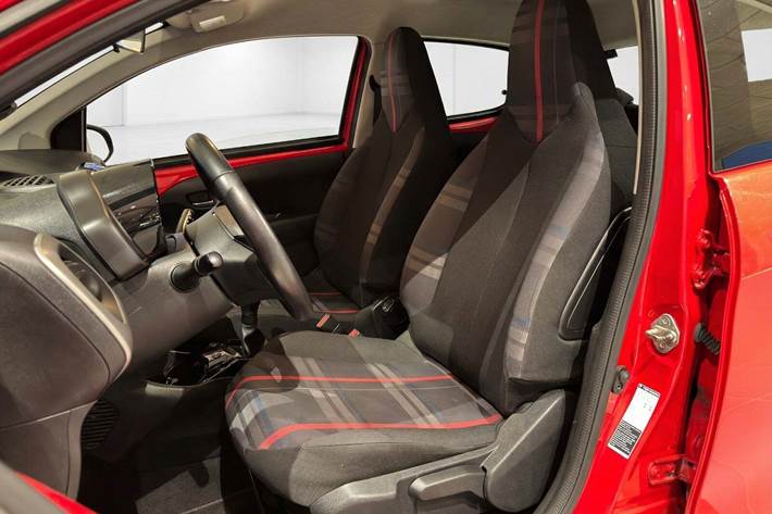 Rød Peugeot 108 fra 2016