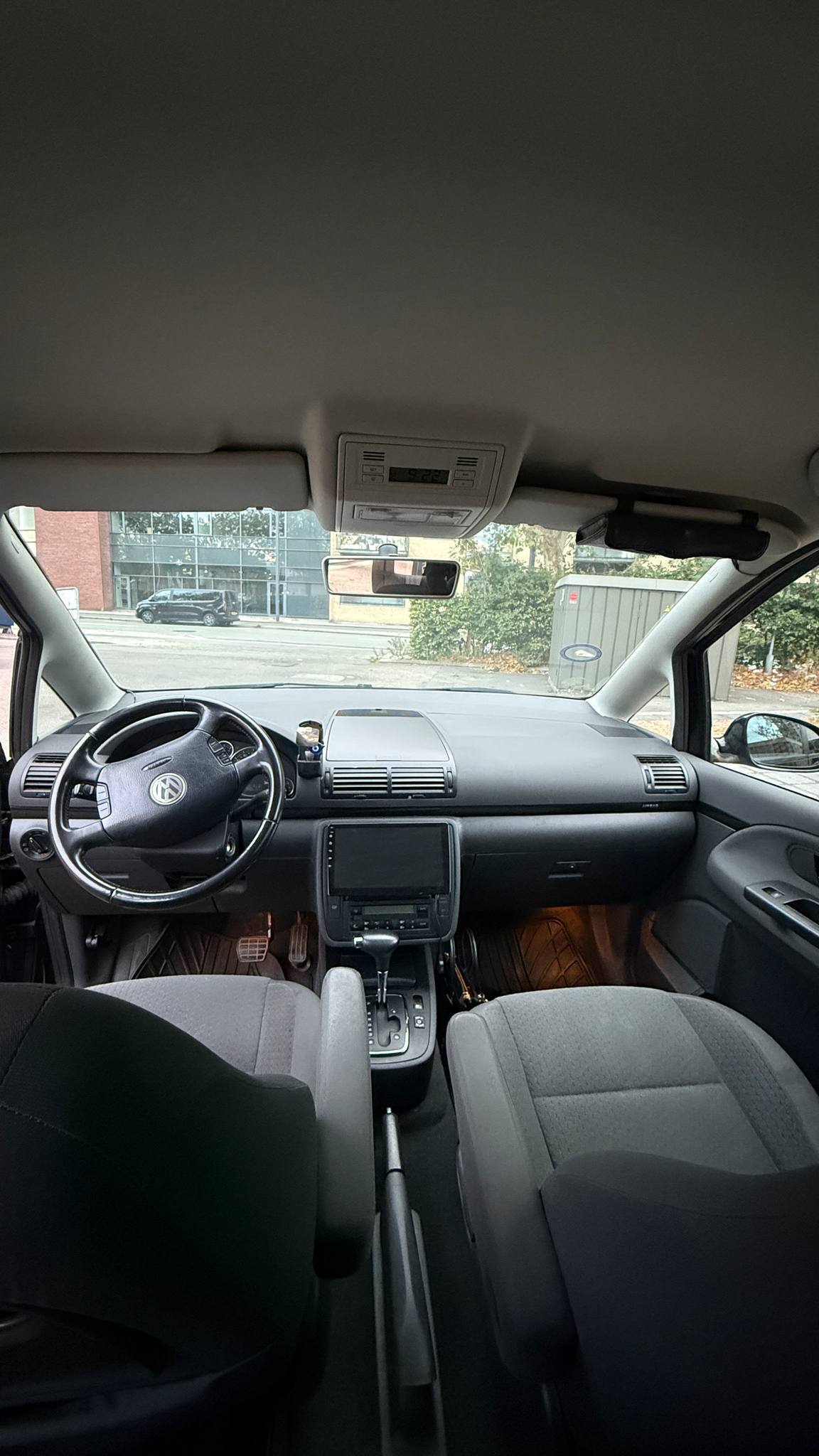 Sort VW Sharan fra 2010