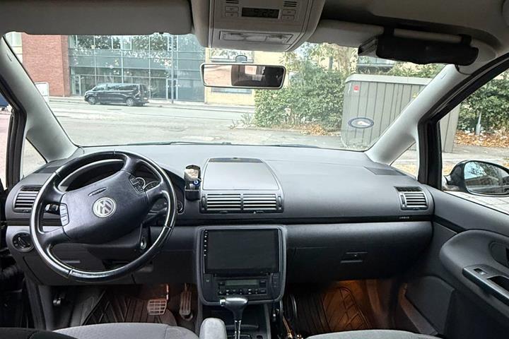 Sort VW Sharan fra 2010