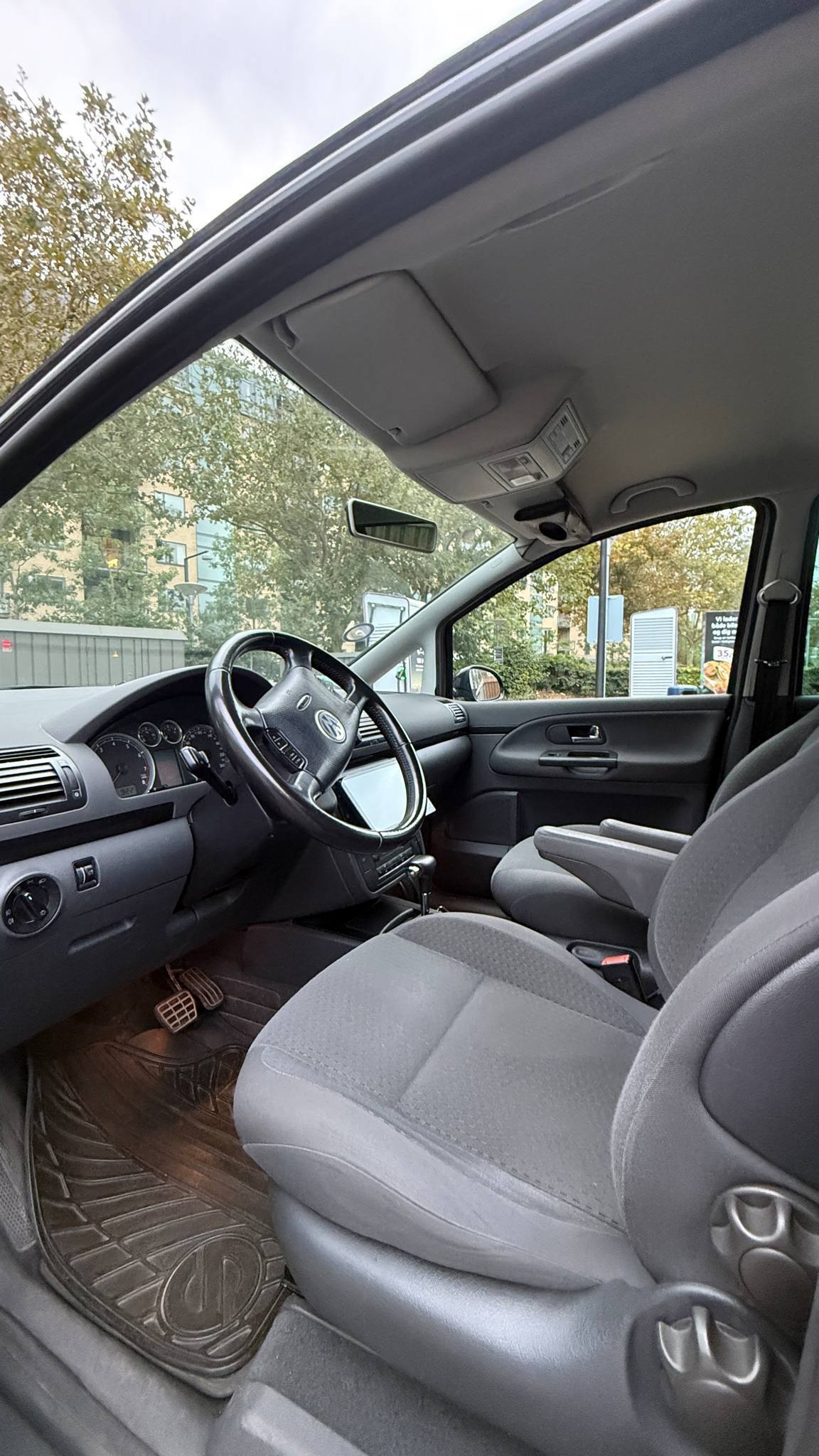 Sort VW Sharan fra 2010