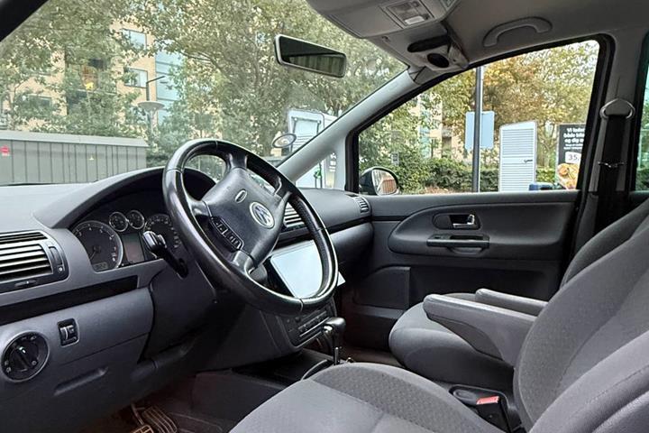 Sort VW Sharan fra 2010