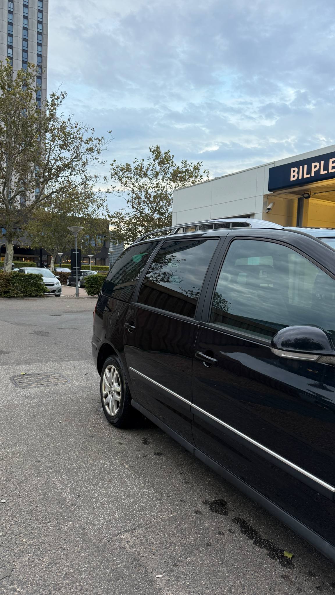 Sort VW Sharan fra 2010