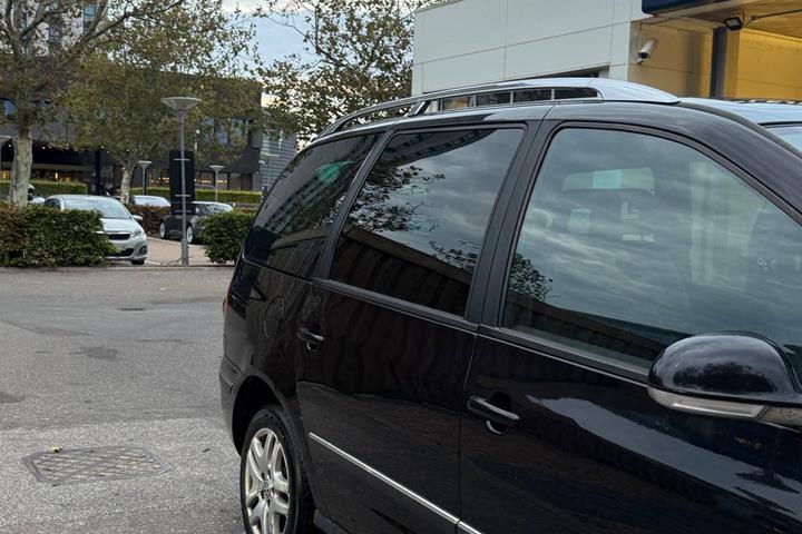 Sort VW Sharan fra 2010