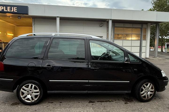 Sort VW Sharan fra 2010