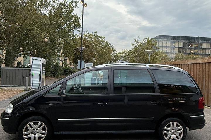 Sort VW Sharan fra 2010