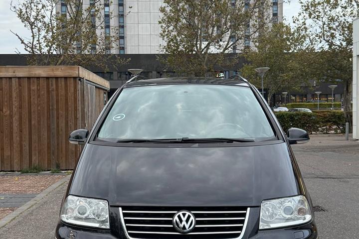 Sort VW Sharan fra 2010