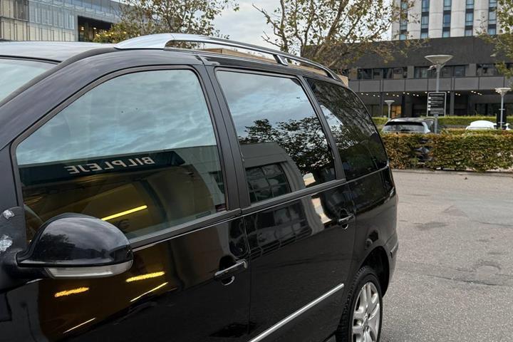 Sort VW Sharan fra 2010