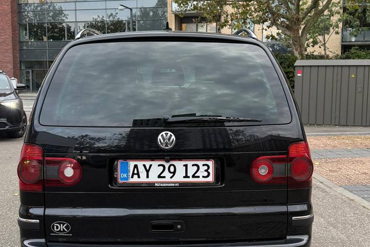 Sort VW Sharan fra 2010