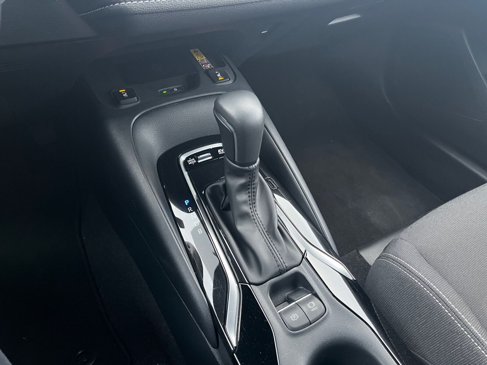 Grå Toyota Corolla fra 2025