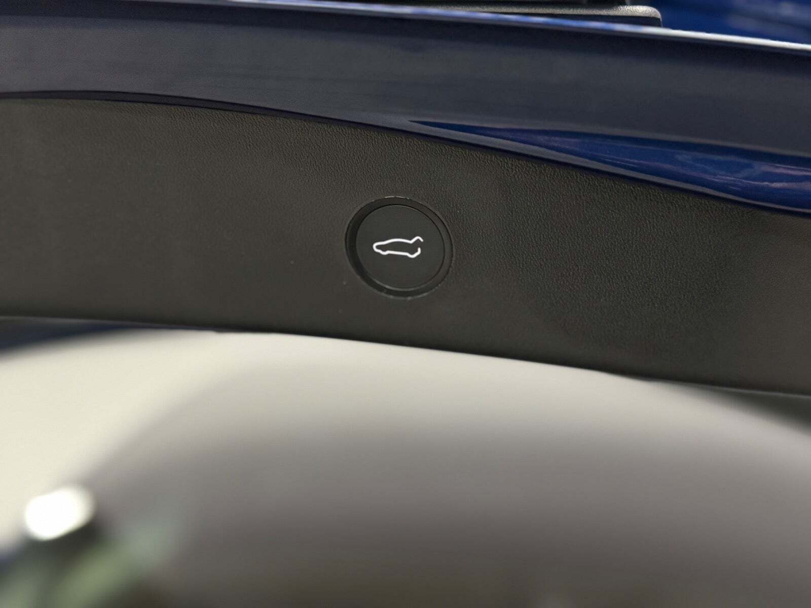 Blå Tesla Model 3 fra 2022