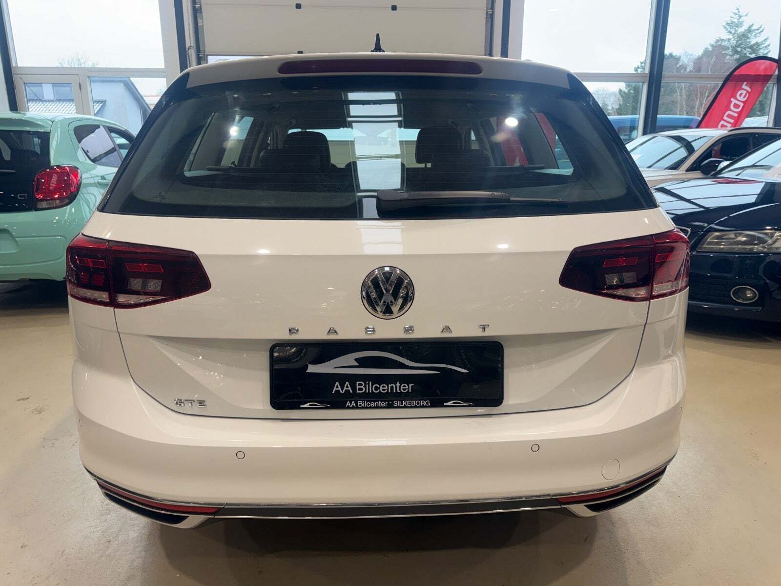 Hvid VW Passat fra 2020